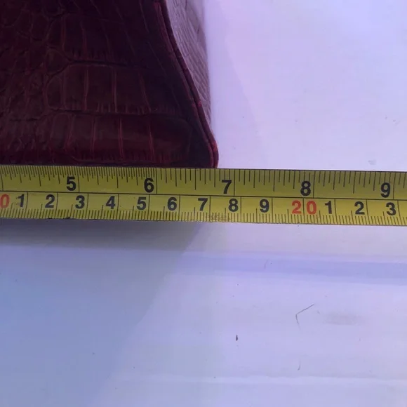 Elegant Red Crocodile-Embossed Shoulder Bag - Picture 11 of 12